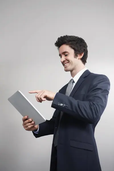 Empresário Usando Tablet Digital — Fotografia de Stock