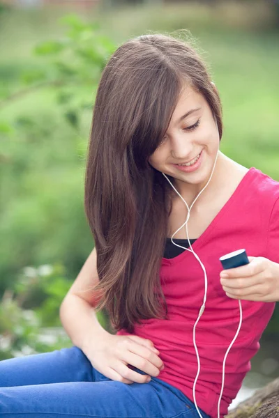 Mp3プレーヤーで音楽を聴く女の子 — ストック写真