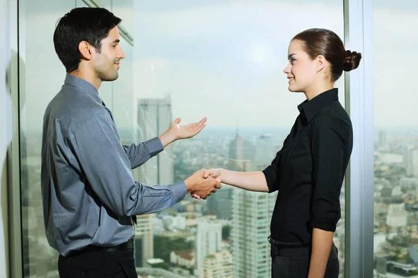 Geschäftsmann Und Geschäftsfrau Geben Sich Die Hand — Stockfoto