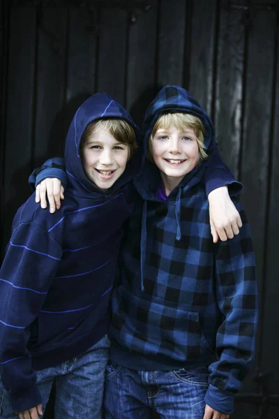 Chłopcy Bluzach Kapturem — Zdjęcie stockowe