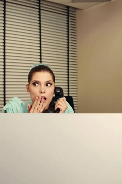 Egy Üzletasszony Meglepettnek Tűnik Miközben Telefonál — Stock Fotó
