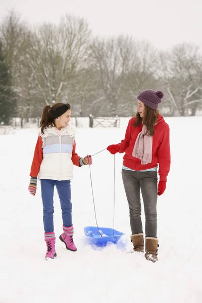 Δύο Κορίτσια Περπατούν Στο Χιόνι — Φωτογραφία Αρχείου