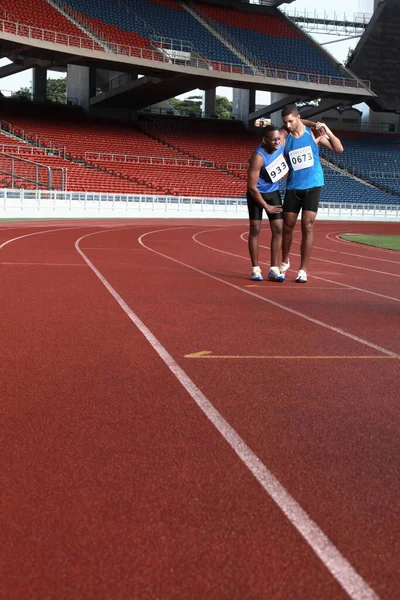 Hombre Atleta Ayudando Otro Atleta Lesionado — Foto de Stock