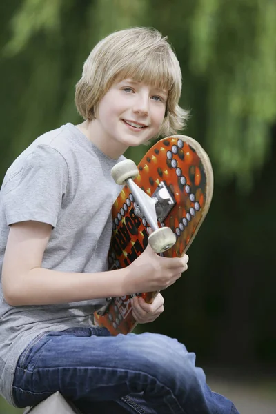 Jongen Met Skateboard Buiten — Stockfoto