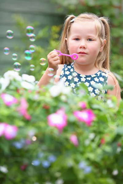 Mädchen Pustet Blasen Garten — Stockfoto