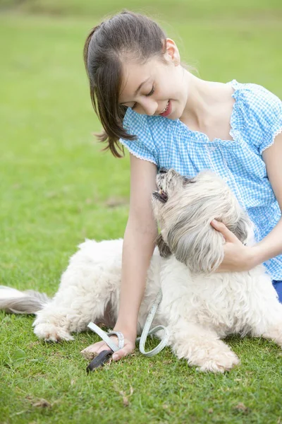 Flicka Leker Med Sällskapsdjur Hund Utomhus — Stockfoto