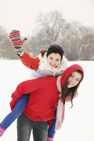 Παιχνιδιάρικα Κορίτσια Χειμώνα — Φωτογραφία Αρχείου