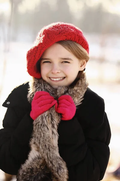 Kırmızı Şapkalı Eldivenli Kız Gülümsüyor — Stok fotoğraf