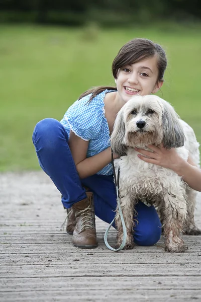 Flicka Kramar Sällskapsdjur Hund — Stockfoto