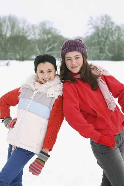 两个女孩在雪地里玩得很开心 — 图库照片