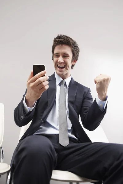 Бізнесмен Святкує Після Прочитання Хороших Новин Своєму Мобільному Телефоні — стокове фото