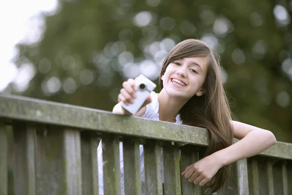 携帯電話を見せる少女 — ストック写真