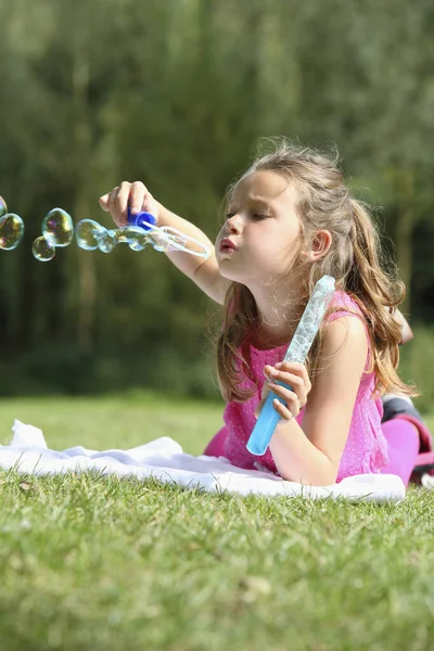 Девушка Надувает Пузыри Поле — стоковое фото