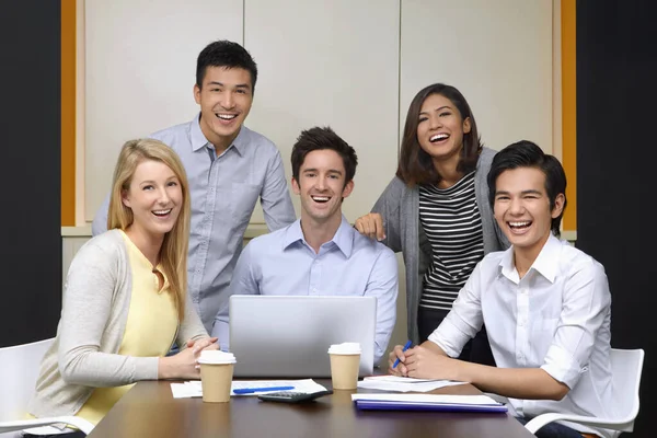 Gente Negocios Riendo Cámara — Foto de Stock