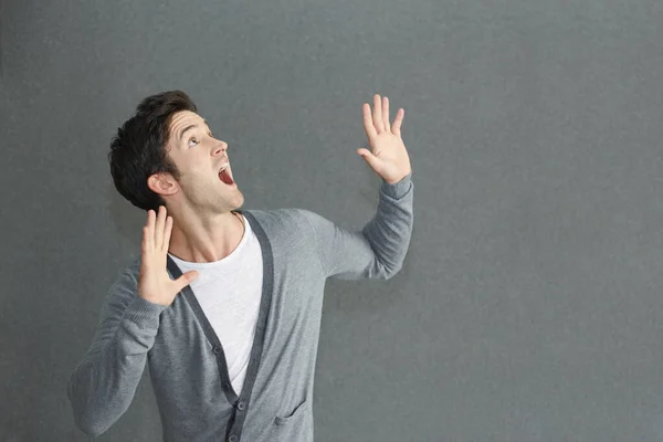 Hombre Mirando Sorprendido Sobre Fondo Gris — Foto de Stock