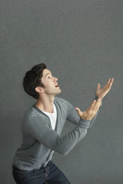 Hombre Mirando Hacia Arriba Con Los Brazos Extendidos — Foto de Stock