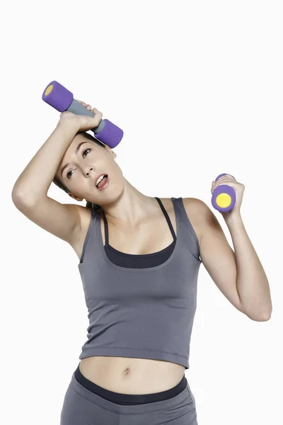 Žena Vypadá Vyčerpaně Cvičení Činkami — Stock fotografie