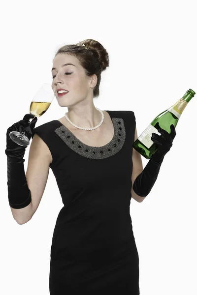 Frau Trinkt Champagner Auf Weißem Hintergrund Stockbild