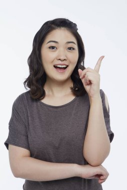 Çözümü olan neşeli bir kadın.