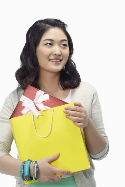 Femme Tenant Sac Papier Avec Une Boîte Cadeau Dedans — Photo