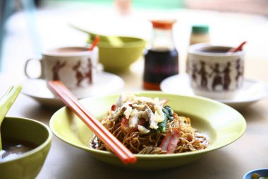 Sıcak içeceklerle Asya eriştesi