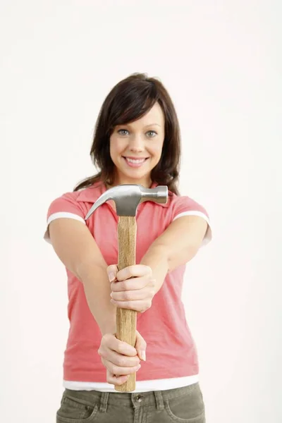 Mujer Joven Sosteniendo Martillo — Foto de Stock