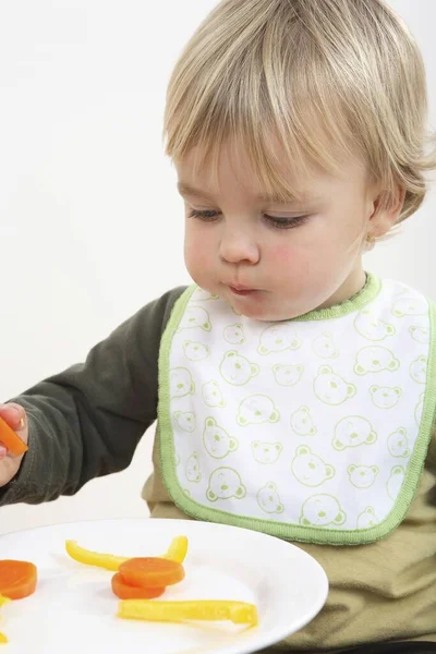 Pré Escolar Com Babete Bebê Comer Legumes — Fotografia de Stock