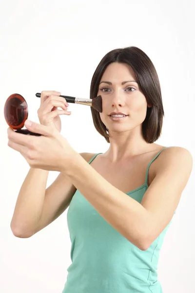 Mujer Aplicando Colorete Mejilla —  Fotos de Stock