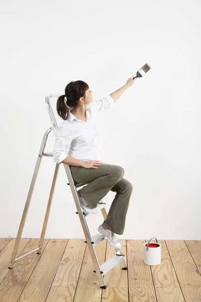 Mujer Sentada Escalera Pintando Pared — Foto de Stock