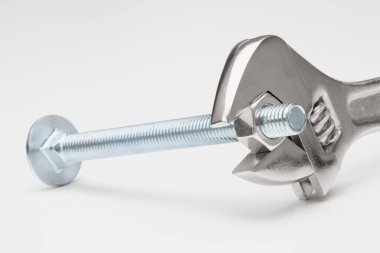 Hilal anahtarı somunu cıvataya sıkıştırıyor