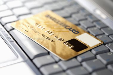 Bilgisayarın yakın çekim görüntüsünde kredi kartı