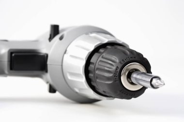 Beyaz arkaplanda matkap