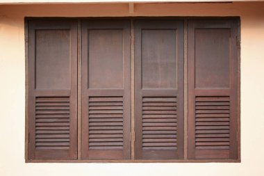 Ahşap pencereli bina