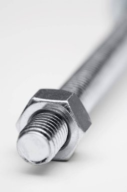 beyaz arkaplanda cıvata ve ceviz