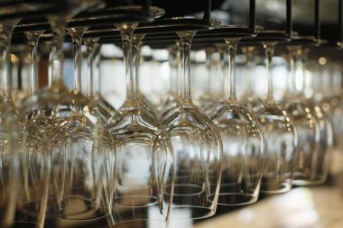 Sarkık şarap kadehleri yakın çekim görüntüsü