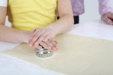 Genç bayan evde kurabiye hazırlıyor.