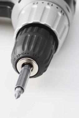 Beyaz arkaplanda matkap