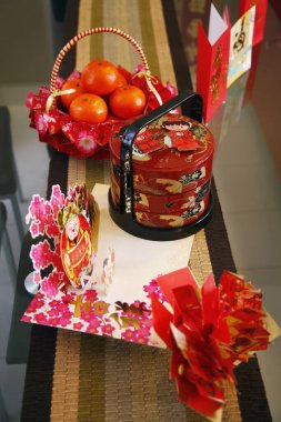 Çin Yeni Yıl dekorasyonu ve kartları cam masada.