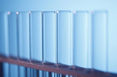 Test tüpleri rafa yakın görüntüde