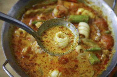 Kapalı çekimde deniz ürünleri körisi.