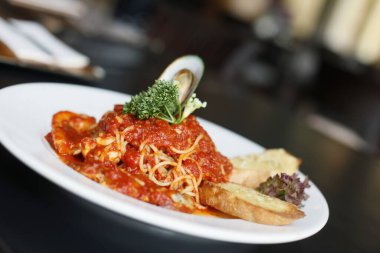 Deniz ürünleri spagettisi yakın plan görüntüsü.