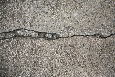 Betonlaşmış zemin yakın plan görüntüsündeki çatlaklar