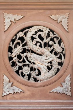 Duvara yakın görüntüde ejderha heykeli