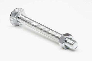 beyaz arkaplanda cıvata ve ceviz