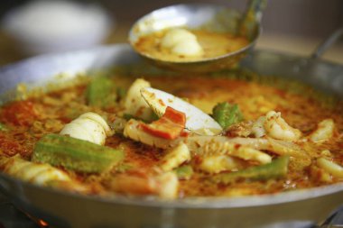 Tavada deniz ürünleri körisi