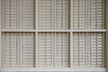 Demir ızgaralı beyaz ahşap pencere