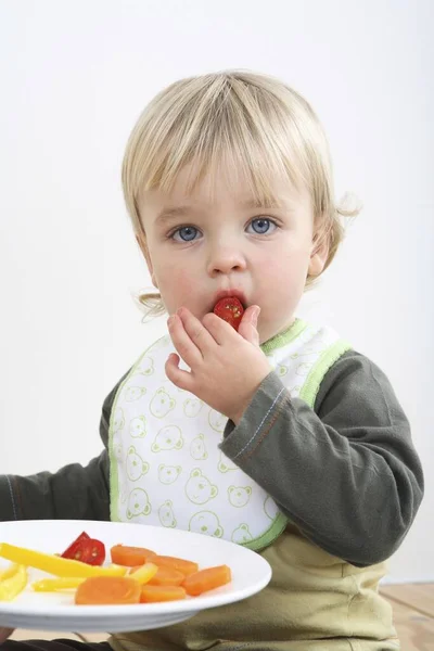 Preescolar Con Babero Bebé Comiendo Verduras — Foto de Stock