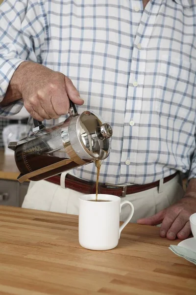 Senior Man Häller Kaffe Muggen — Stockfoto