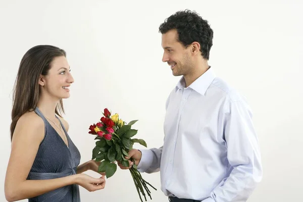 Mann Schenkt Seiner Freundin Einen Blumenstrauß — Stockfoto