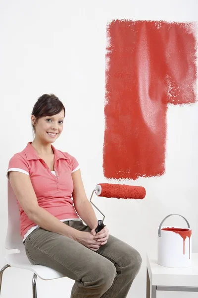 Mulher Segurando Rolo Tinta Com Tinta Nele — Fotografia de Stock